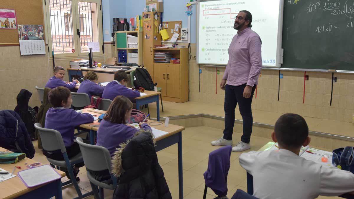 Luis Gutiérrez imparte sus clases en el Colegio Maristas de León. | SAÚL ARÉN