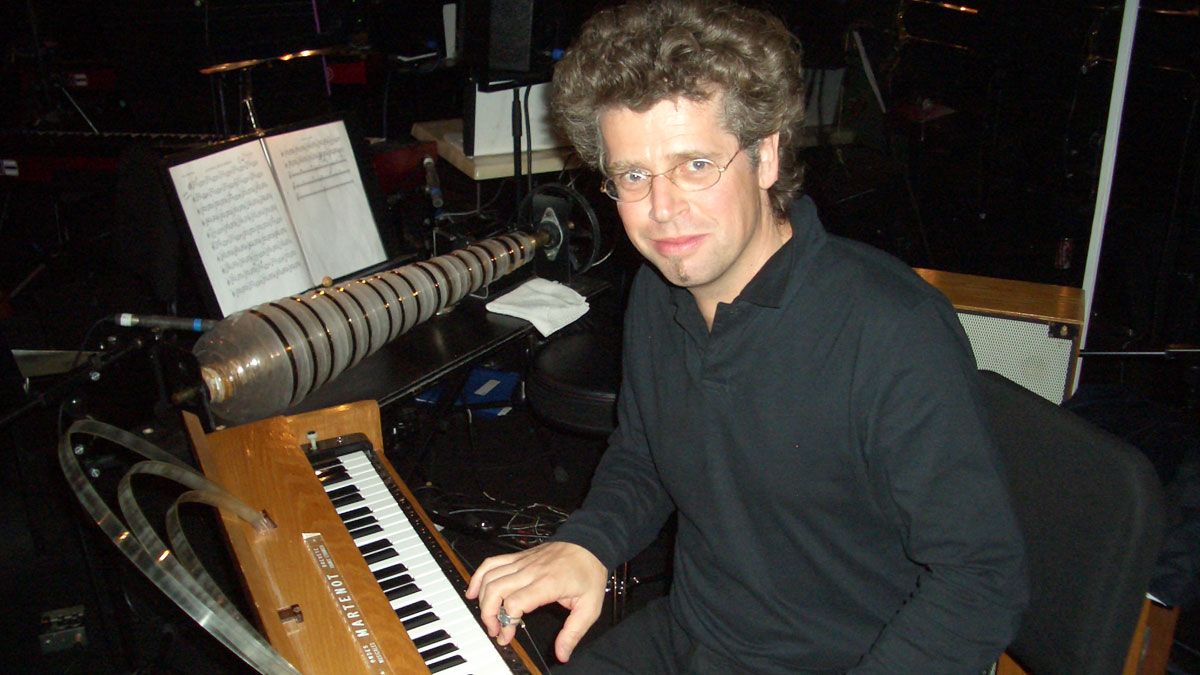 Thomas Bloch tocando las ondas Martenot con la armónica de cristal detras de él. | L.N.C.