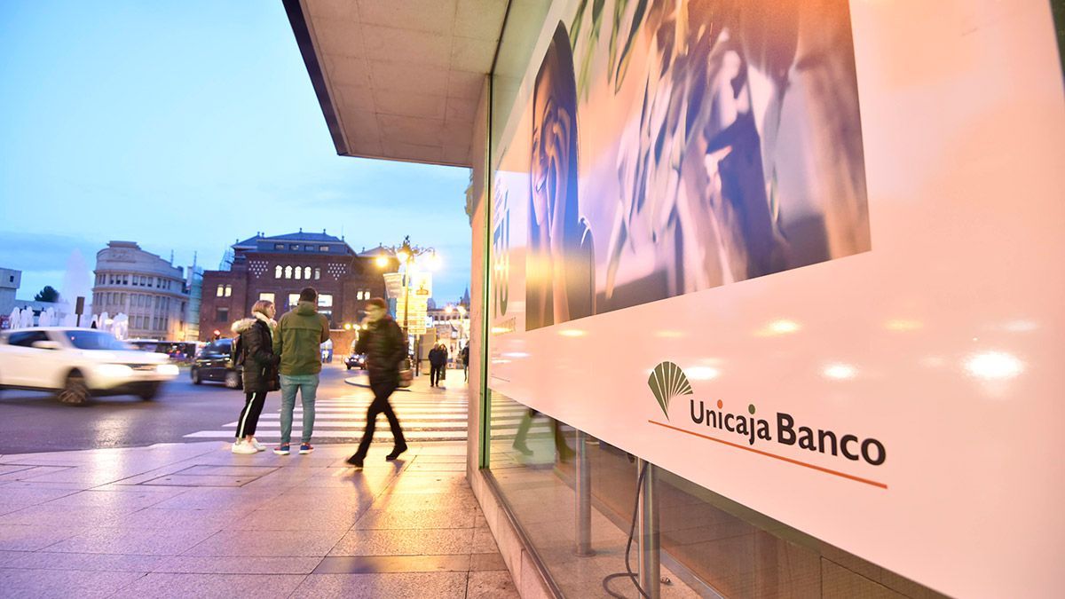 Imagen de una de las oficinas que Unicaja Banco tiene en el centro de la ciudad de León. | SAÚL ARÉN