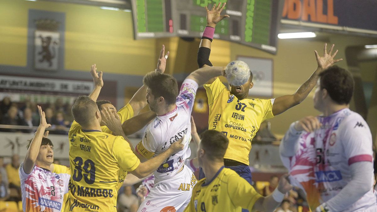 Juan Castro lanza entre defensores del Bidasoa. | JESÚS F. SALVADORES