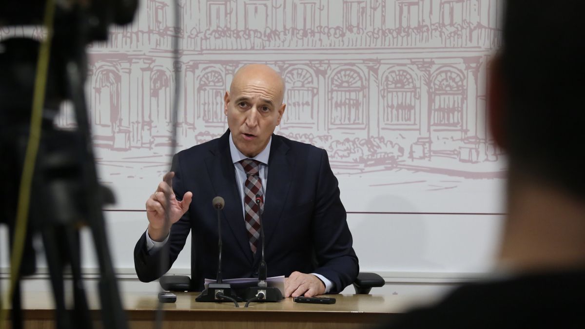 El alcalde de León, José Antonio Diez, durante su comparecencia. | CÉSAR El alcalde de León, José Antonio Diez, durante su comparecencia. | CÉSAR