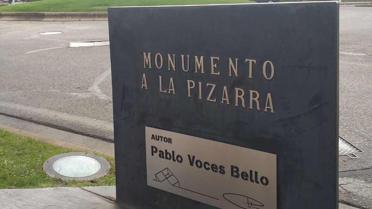 Nueva placa en memoria de Pablo Voces. | L.B. Nueva placa en memoria de Pablo Voces. | L.B.