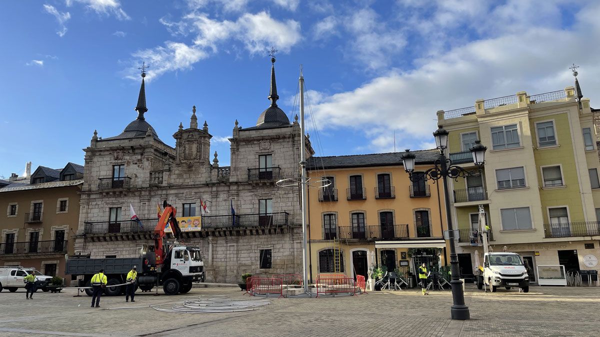 Montaje del árbol de Navidad luminoso en la Plaza del Ayuntamiento. | Javier Fernández