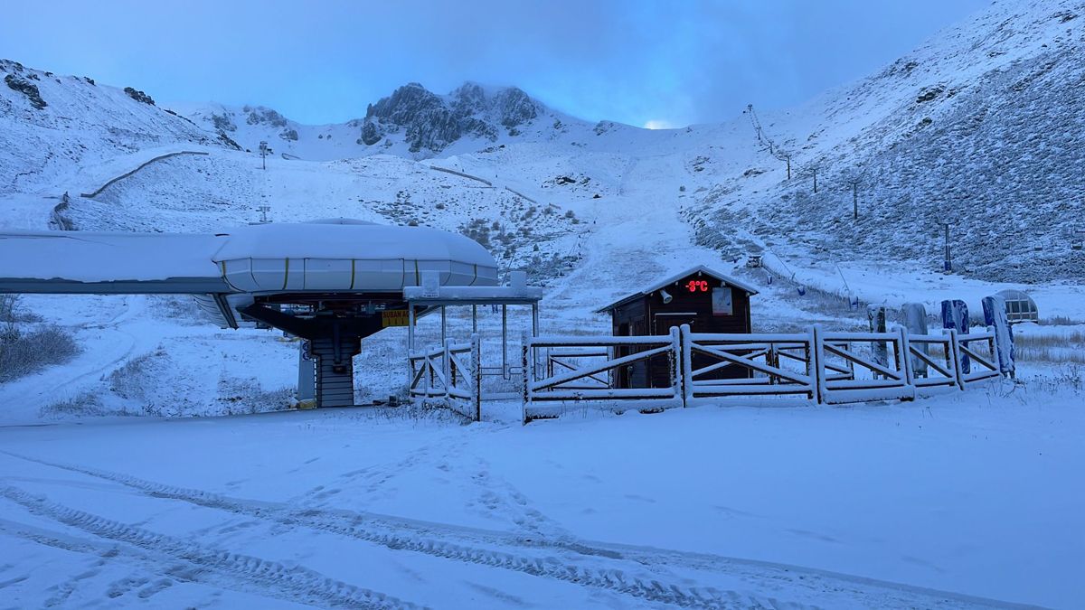 La estación de esquí de San Isidro ha amanecido este viernes con una fina capa de nieve. | JAVIER REY