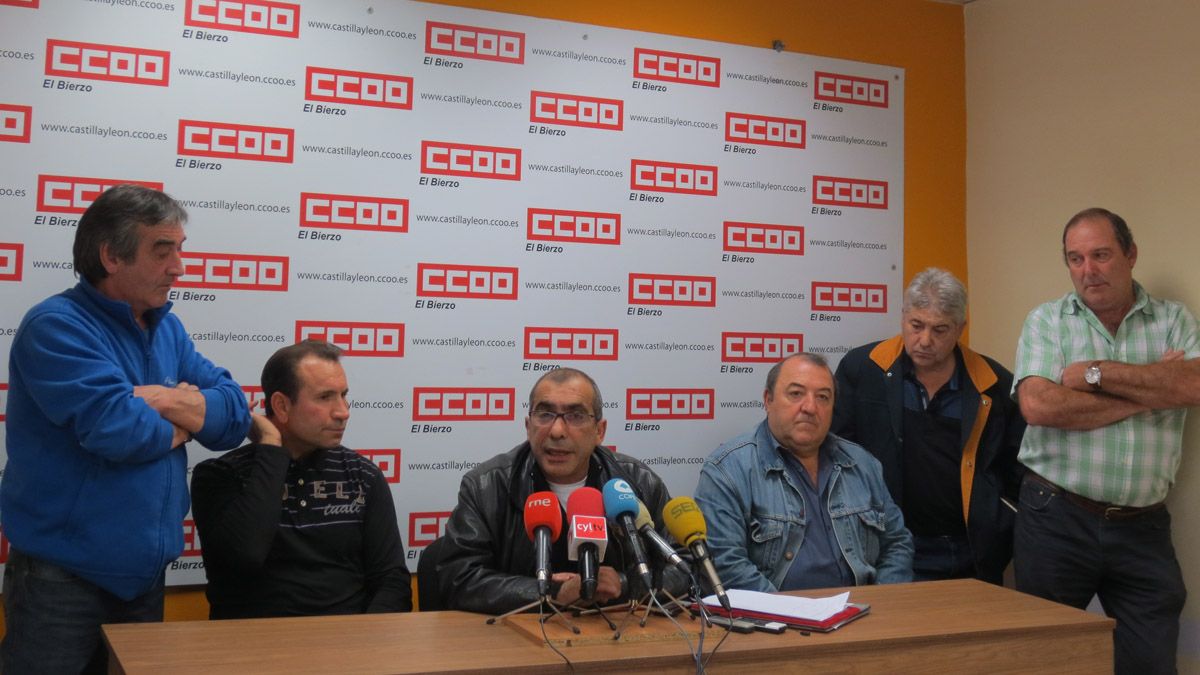 Alfredo Peláez, centro, junto a varios de los trabajadores de Massa en la central térmica de Anllares. | L. N. C.