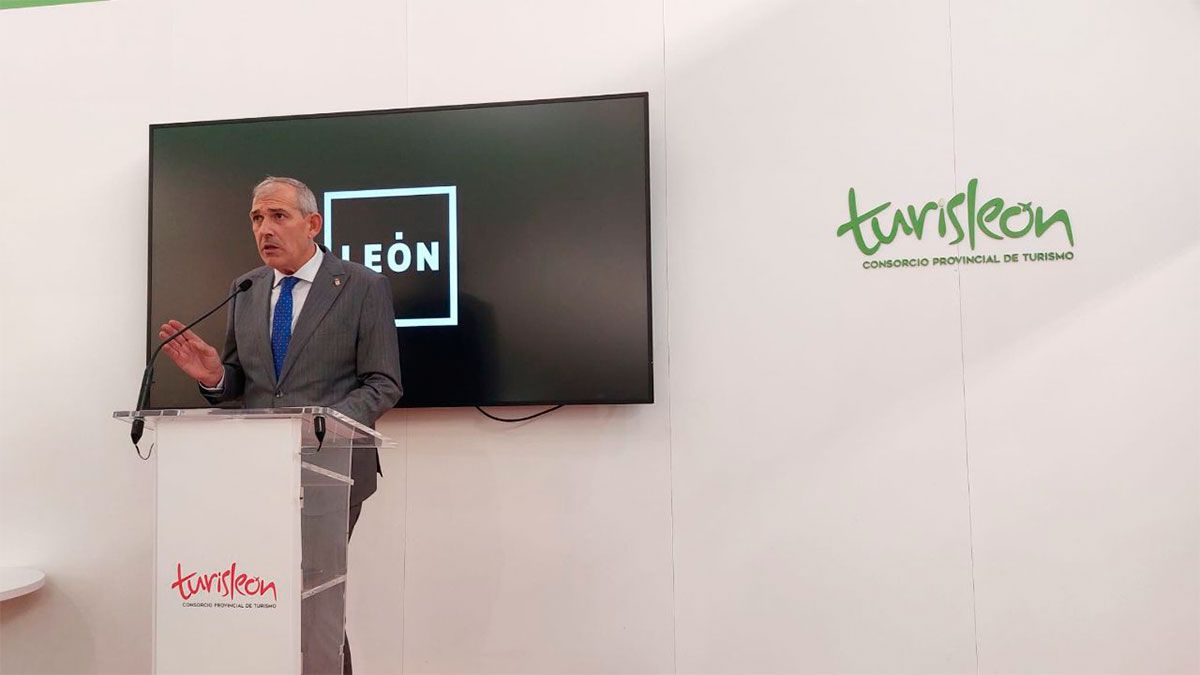 El teniente de alcalde del Ayuntamiento de León, Vicente Canuria, durante la presentación. | L.N.C.