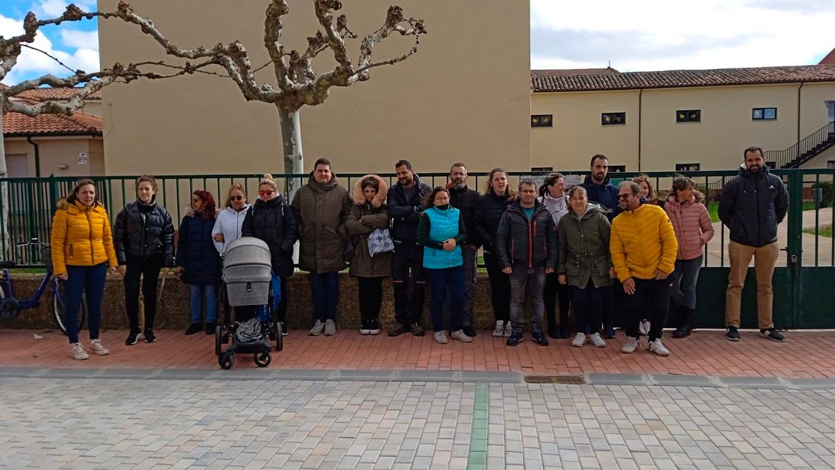 Algunos de los padres de niños del colegio que reclaman que se abra la verja 10 minutos antes de las clases. | L.N.C.