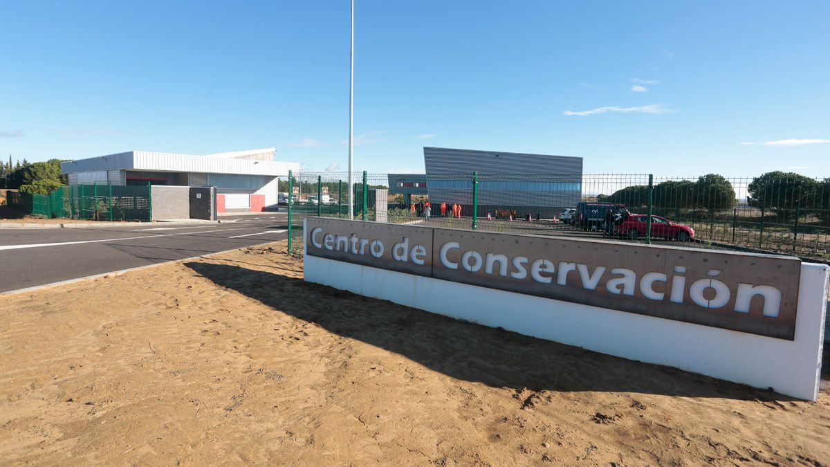 La consejera de Movilidad, María González Corral, visitó este viernes el centro de conservación de Bercianos del Real Camino. | ICAL