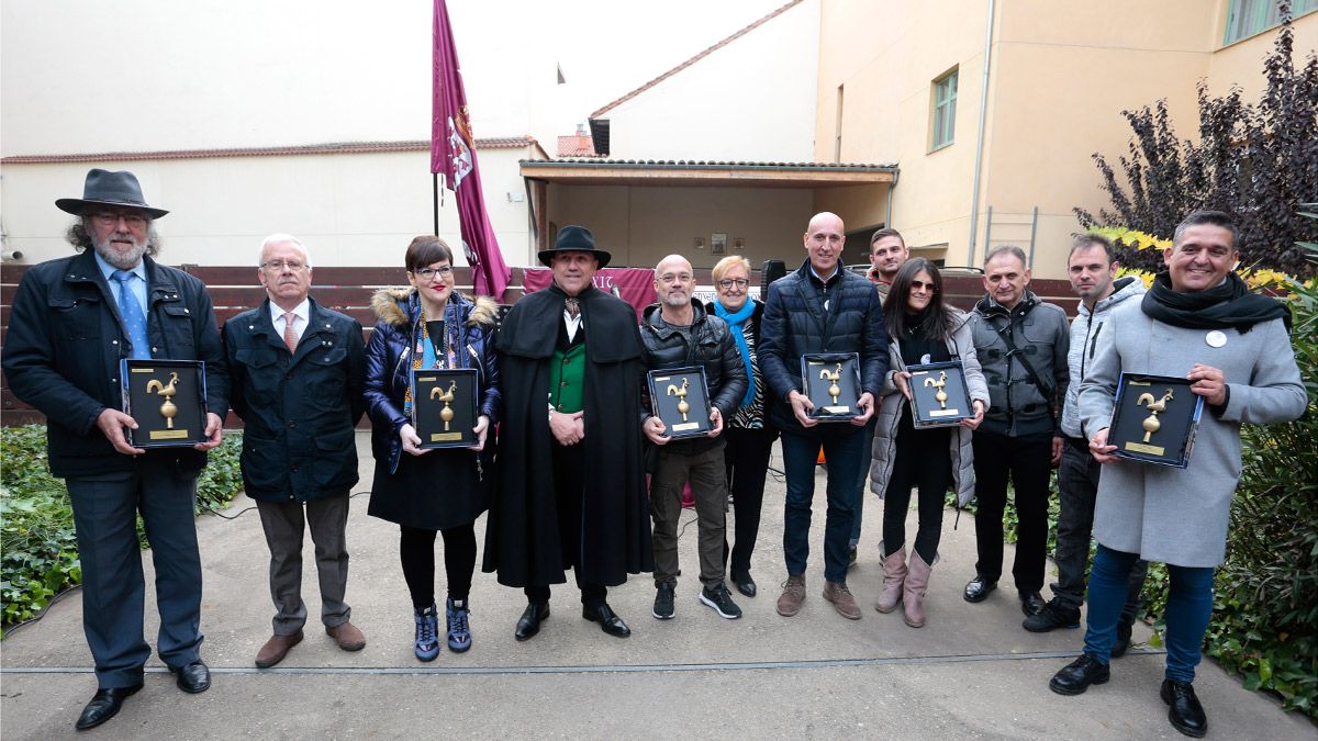 Foto de familia de todos los galardonados con las distinciones honoríficas. | ICAL