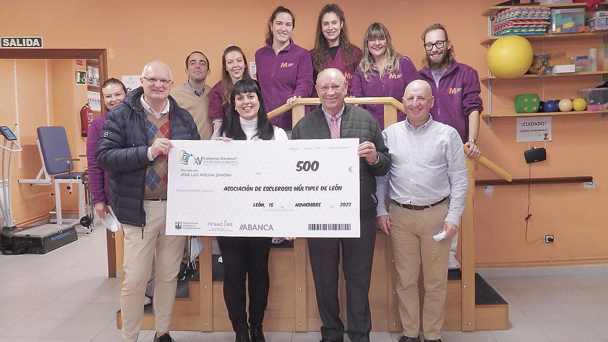 Un momento de la entrega del cheque a la Asociación de Esclerosis. | L.N.C.