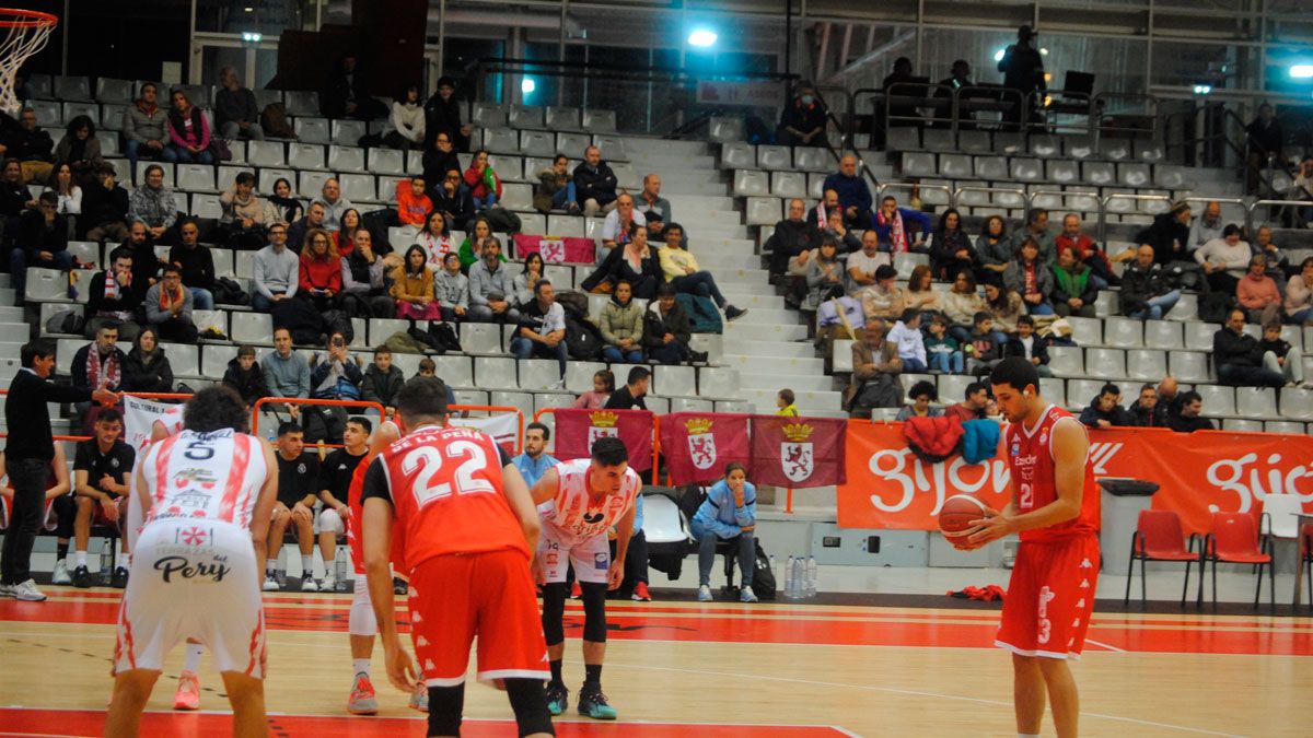 La Cultural lanza un tiro libre con su afición al fondo. | CULTUBALONCESTO