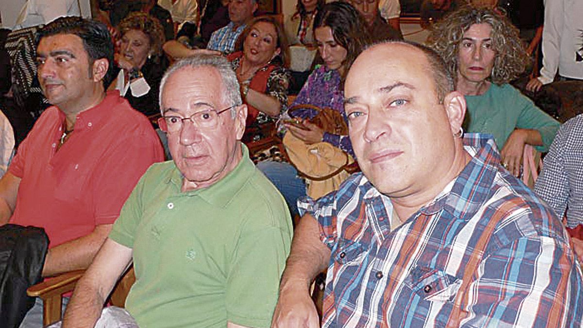 Los poetas Antonio Manilla y Víctor M. Díez, autor del obituario, rodeando a ‘Sebito el del Montecarlo’. | L.N.C.