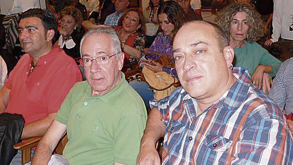 Los poetas Antonio Manilla y Víctor M. Díez, autor del obituario, rodeando a ‘Sebito el del Montecarlo’. | L.N.C. Los poetas Antonio Manilla y Víctor M. Díez, autor del obituario, rodeando a ‘Sebito el del Montecarlo’. | L.N.C.