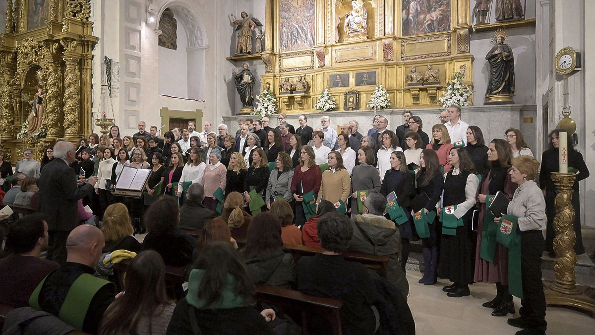 Un momento del concierto conmemorativo del 40 aniversario del Coro Universitario de la ULE. | JESÚS F. SALVADORES Un momento del concierto conmemorativo del 40 aniversario del Coro Universitario de la ULE. | JESÚS F. SALVADORES