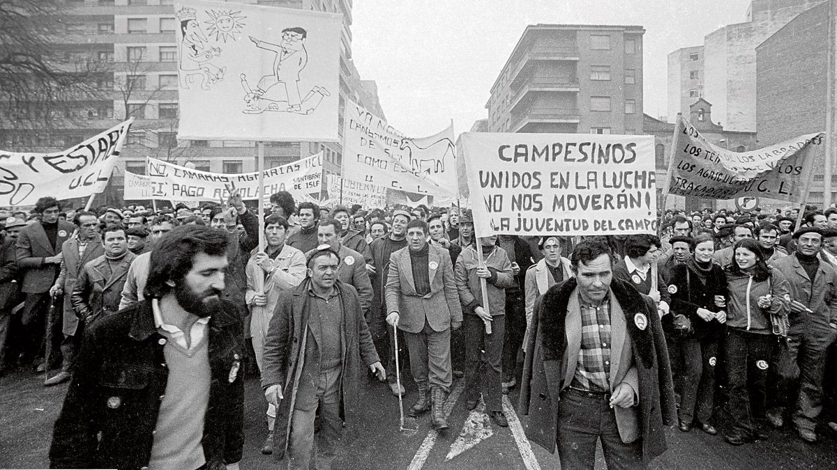 Matías Llorente al frente de una de las numerosas protestas del campo leonés en los años setenta, con el nacimiento del sindicato UCL. | FERNANDO RUBIO