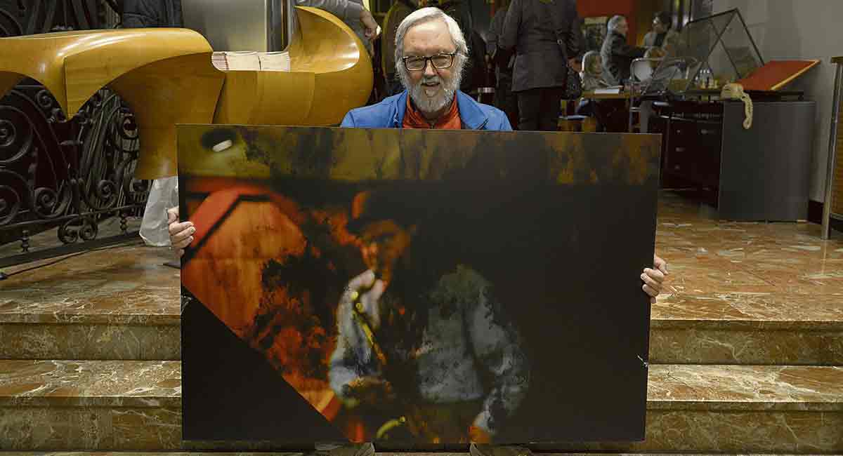 Vicente García con una de las fotografías que actualmente expone en el Café Ristán del Hotel Quindós. | MAURICIO PEÑA
