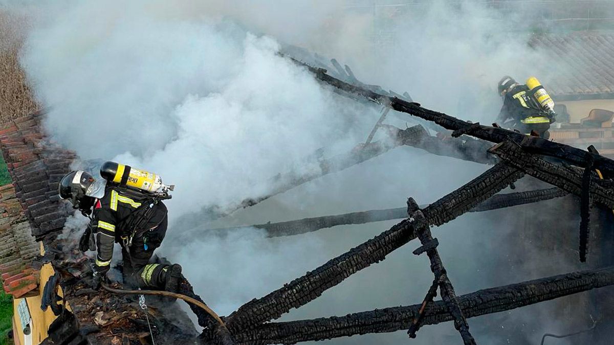 Los bomberos sofocando las llamas del incendio. | BOMBEROS LEÓN