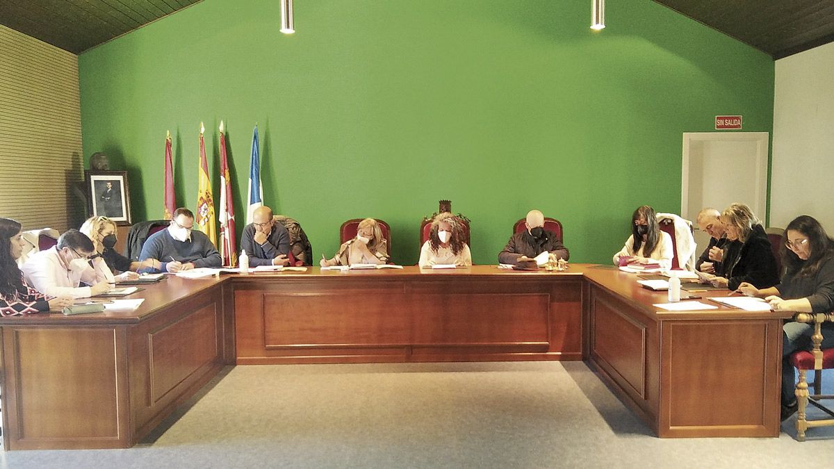En la imagen, un momento del pleno extraordinario celebrado este lunes en La Pola de Gordón. | E. NIÑO En la imagen, un momento del pleno extraordinario celebrado este lunes en La Pola de Gordón. | E. NIÑO