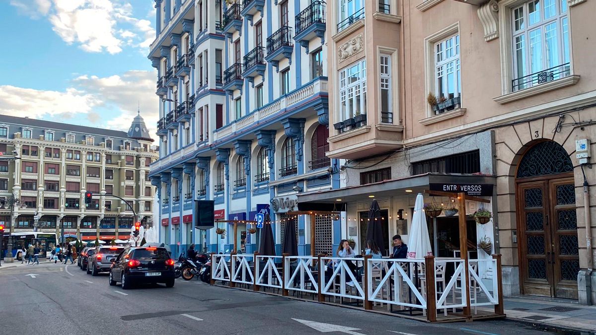 Terraza de un bar en una zona de aparcamiento. | L.N.C.