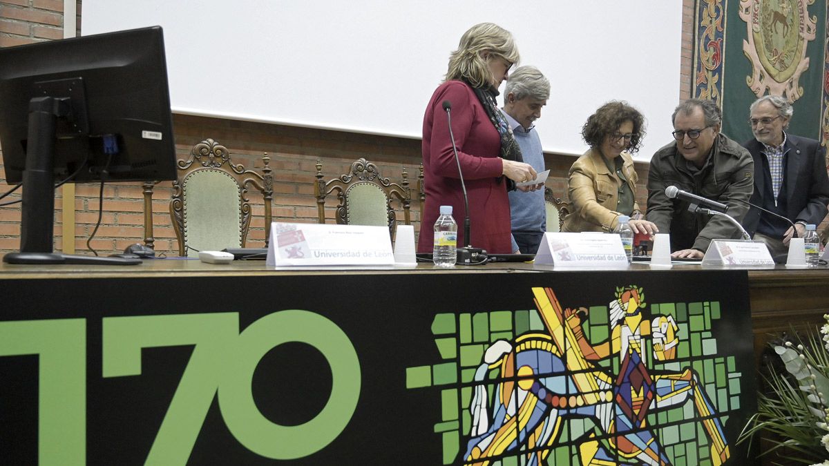 Acto celebrado este lunes con motivo del aniversario de la Facultad de Veterinaria. | JESÚS F. SALVADORES