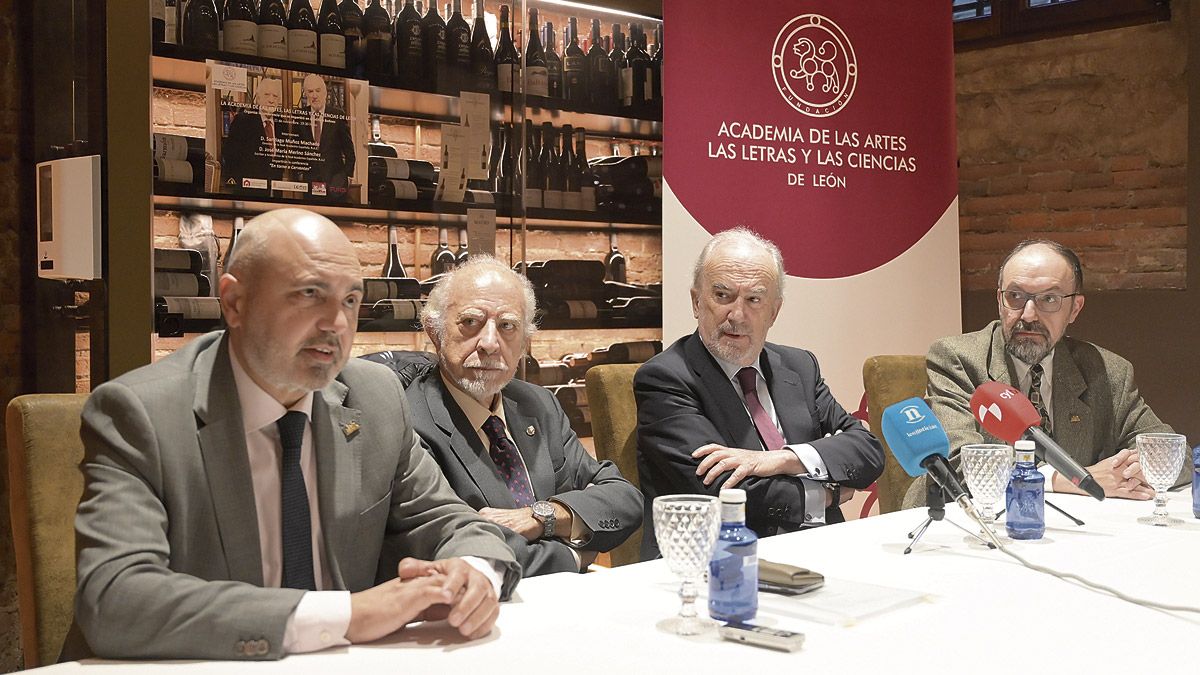 Vicente Carvajal, José María Merino, Santiago Muñoz y José Luis Chamosa en el encuentro previo con los medios en el Hotel Camarote Madrid. | JESÚS F. SALVADORES