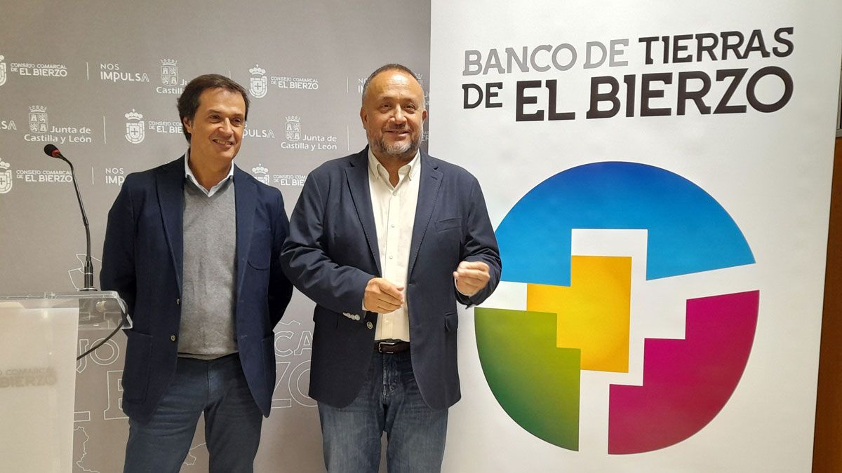Pérez y Courel presentando la nueva campaña de recuperación del viñedo. | MAR IGLESIAS