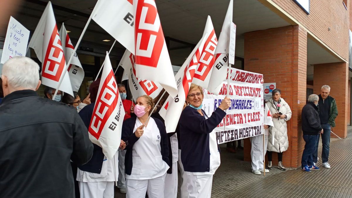 Primera concentración de las trabajadoras a las puertas del Hospital.