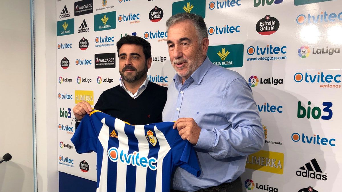 El nuevo entrenador de la Ponferradina, David Gallego, junto al presidente, José Fernández Nieto. | SDP