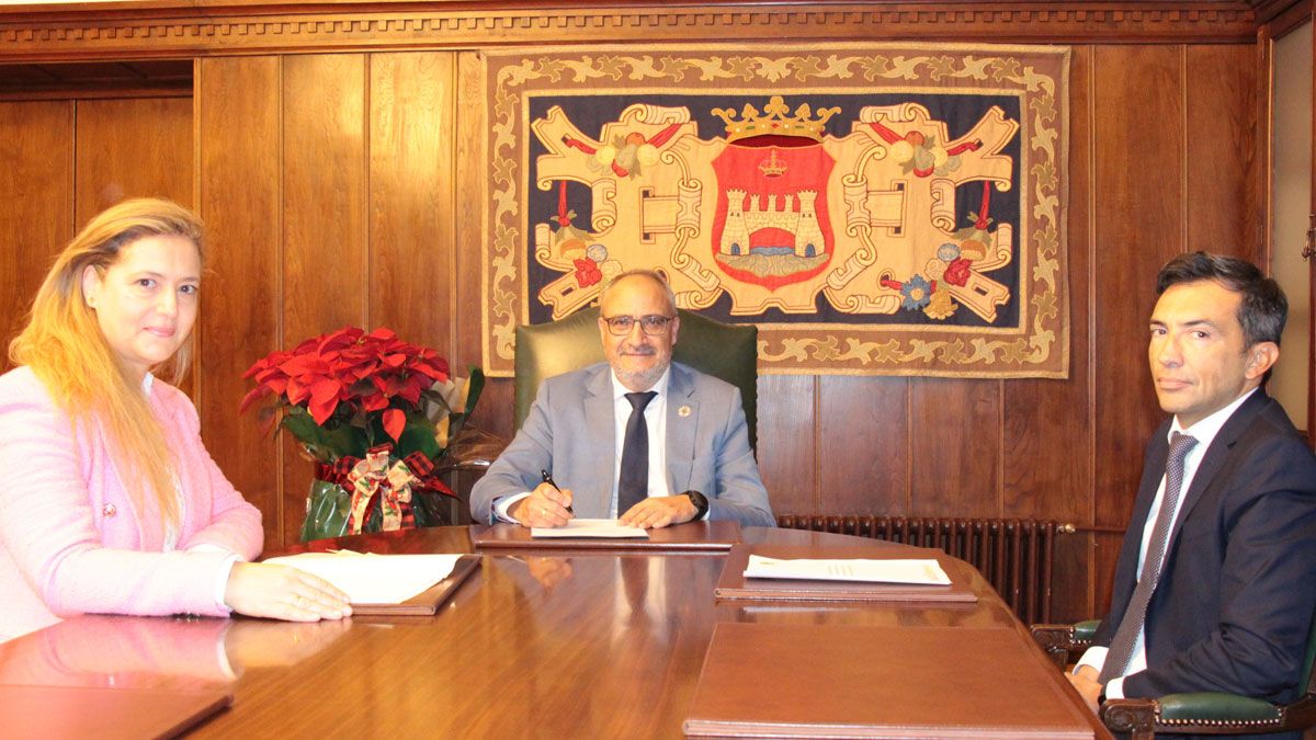 Firma de la encomienda con las oficinas del Catastro. Firma de la encomienda con las oficinas del Catastro.