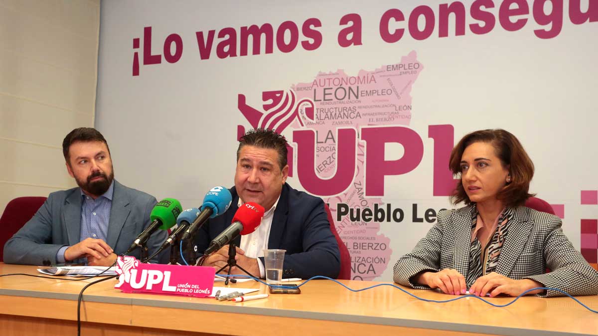 José Ramón García, Luis Mariano Santos y Alicia Gallego, procuradores de UPL en las Cortes. | ICAL José Ramón García, Luis Mariano Santos y Alicia Gallego, procuradores de UPL en las Cortes. | ICAL