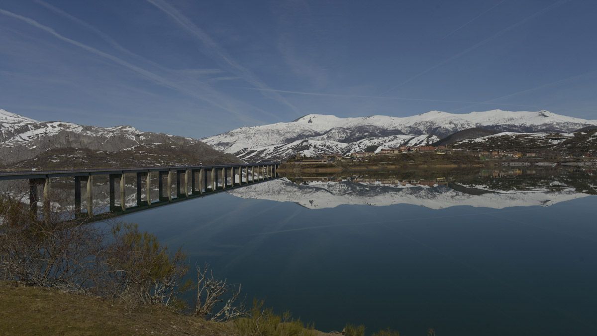 Foto de archivo del embalse de Riano. | MAURICIO PEÑA