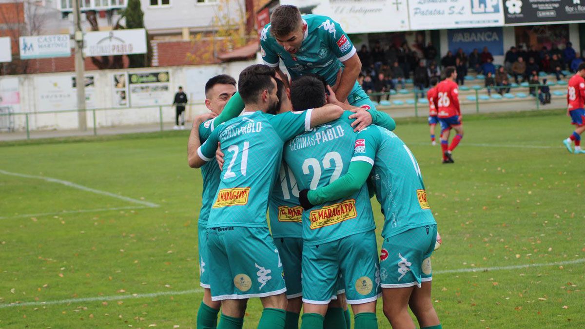 Los jugadores del Astorga celebran un gol en La Eragudina. | AT ASTORGA Los jugadores del Astorga celebran un gol en La Eragudina. | AT ASTORGA