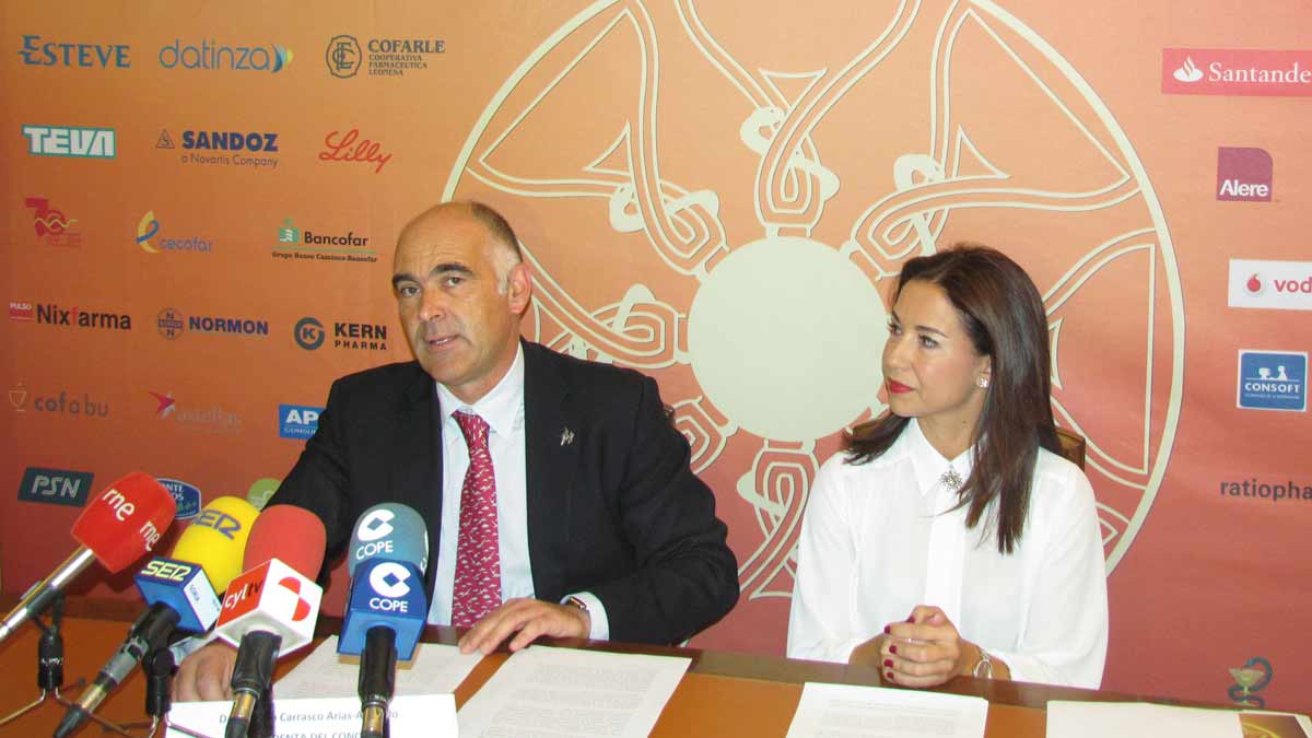 El presidente del Concyl, Antonio Carrasco, y la presidenta del Colegio de Farmacéuticos de Soria, Raquel Martínez, en la presentación del congreso.