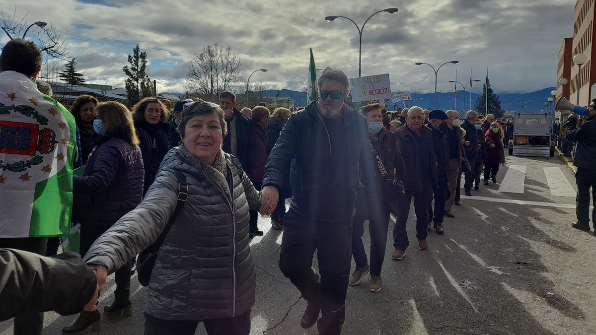 Un "abrazo" anterior al que se pretende reeditar en el Hospital El Bierzo. | MAR IGLESIAS