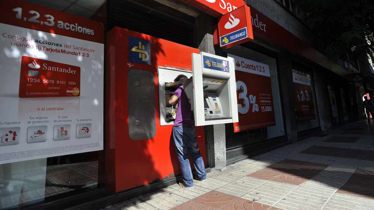 Los cajeros automáticos que ocupan espacio público en la calle deben pagar una tasa municipal anual. | DANIEL MARTÍN