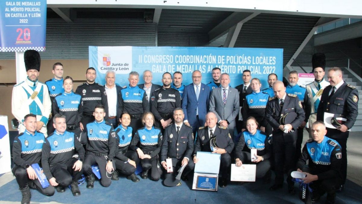 Policías que recibieron medallas en la gala.