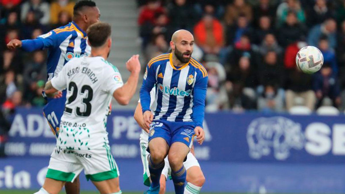 Paris salta a despejar un balón frente al Oviedo. | LALIGA