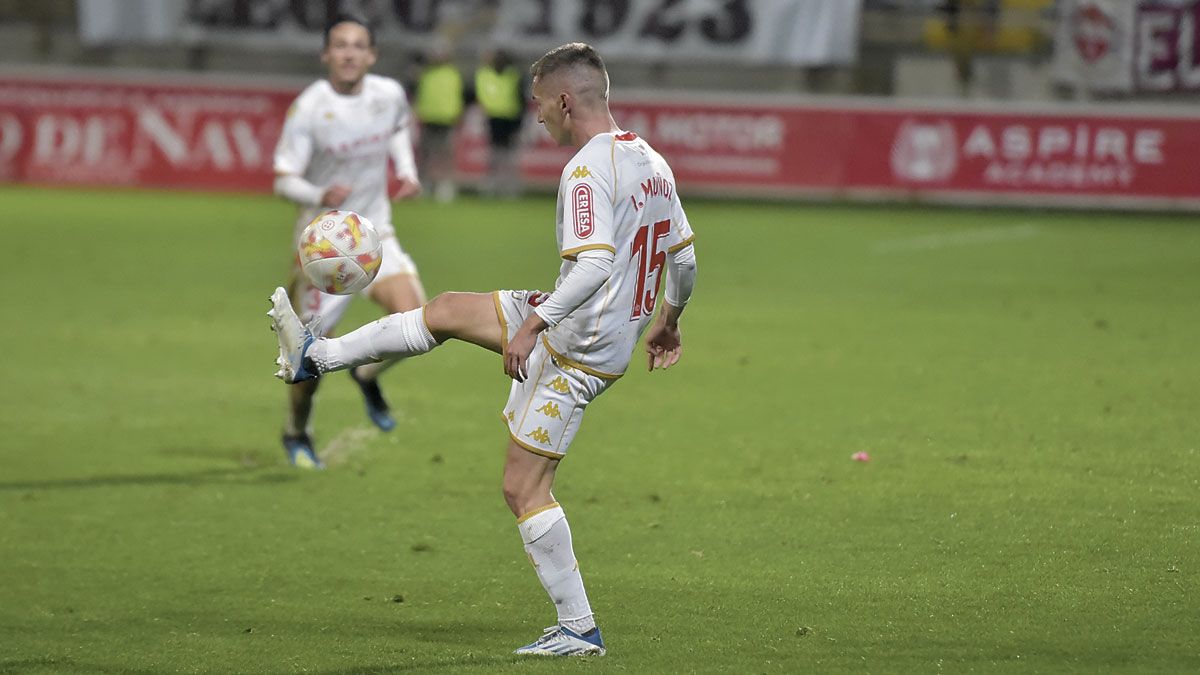 Íñigo Muñoz controla el balón en un partido en el Reino. | SAÚL ARÉN