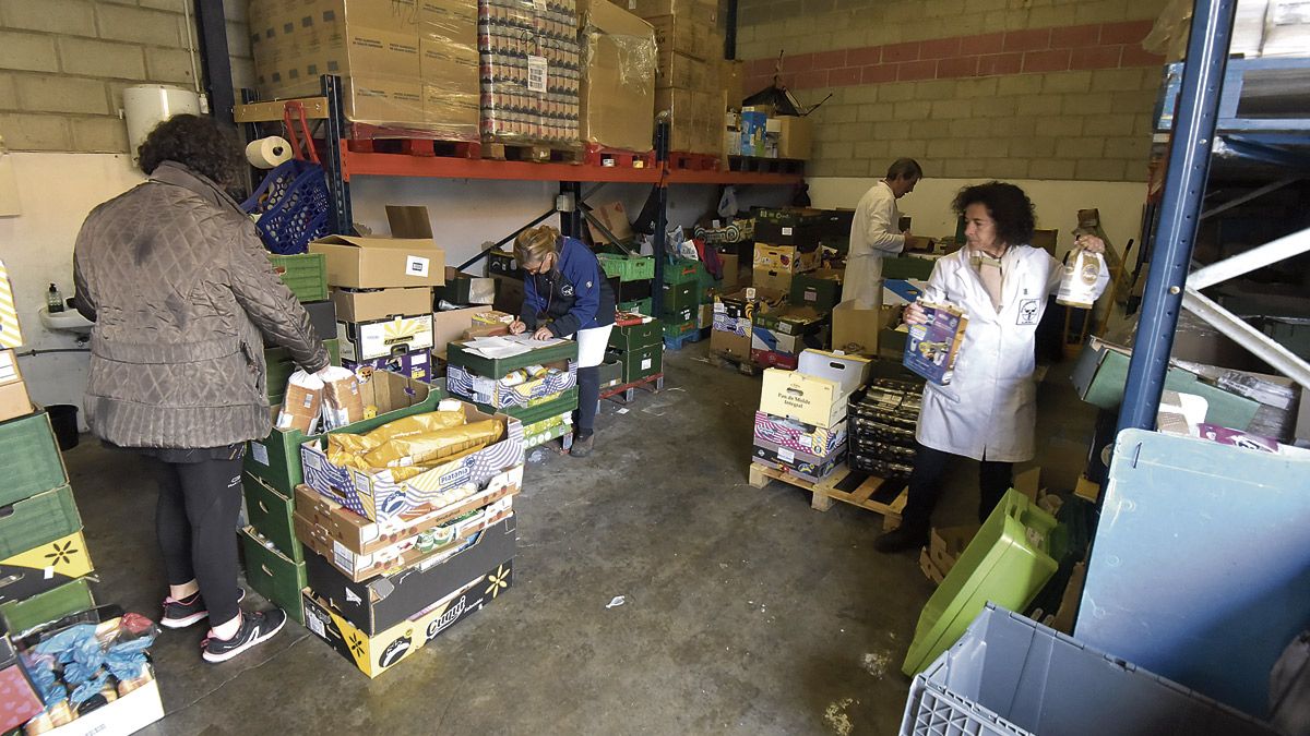 El Banco de Alimentos continúa en Mercaleón a la espera del traslado. | SAÚL ARÉN