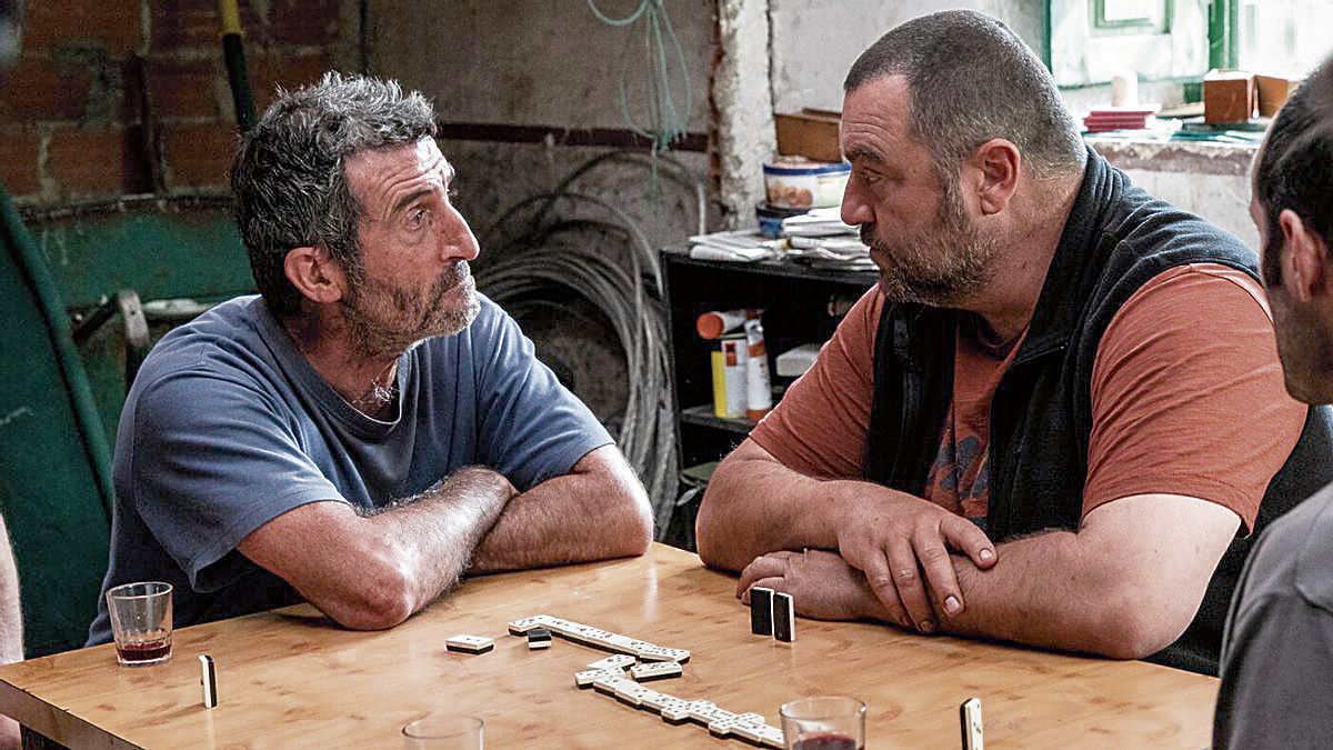 Luis Zahera y Denis Ménochet en un cara a cara de ‘As bestas’ de Sorogoyen.