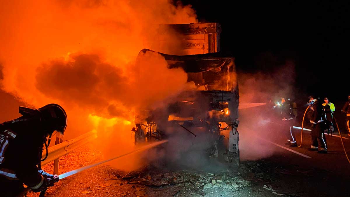 Los Bomberos de León realizaron las labores de extinción. | BOMBEROS DE LEÓN