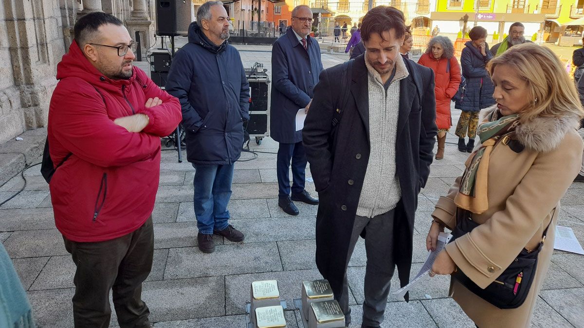 Botto al lado de las autoridades locales y miembros de la ARMH ante los baldosines a colocar. | MAR IGLESIAS Botto al lado de las autoridades locales y miembros de la ARMH ante los baldosines a colocar. | MAR IGLESIAS