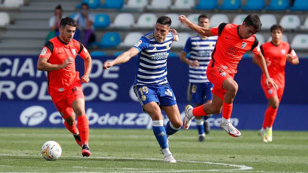 Espiau intenta zafarse de dos defensores del Málaga en un partido de la temporada pasada. | LALIGA