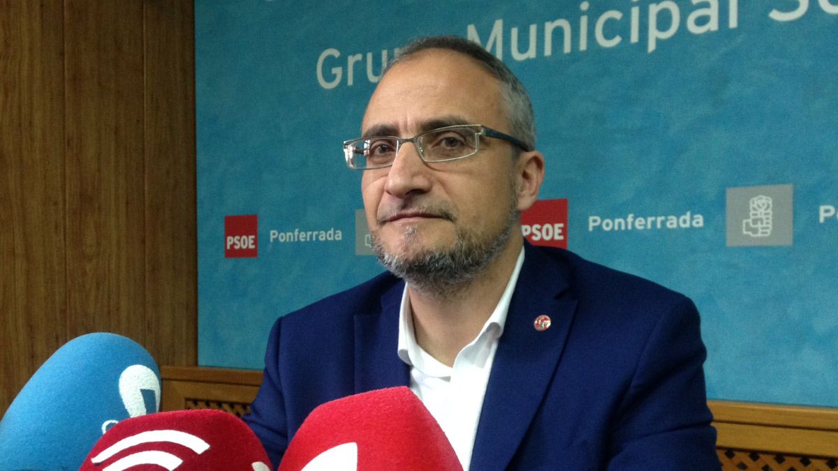 Olegario Ramón considera electoralista parar in extremis la demolición de las torres de Endesa. Olegario Ramón considera electoralista parar in extremis la demolición de las torres de Endesa.
