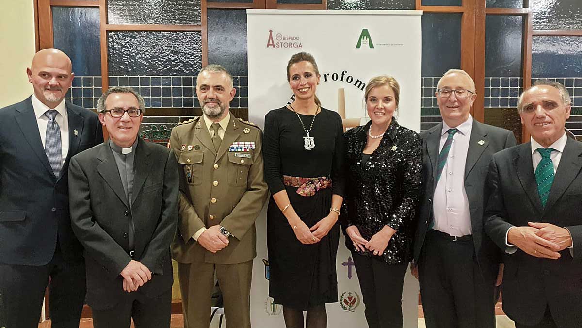 Foto de familia de algunas de las autoridades presentes. | P.F.