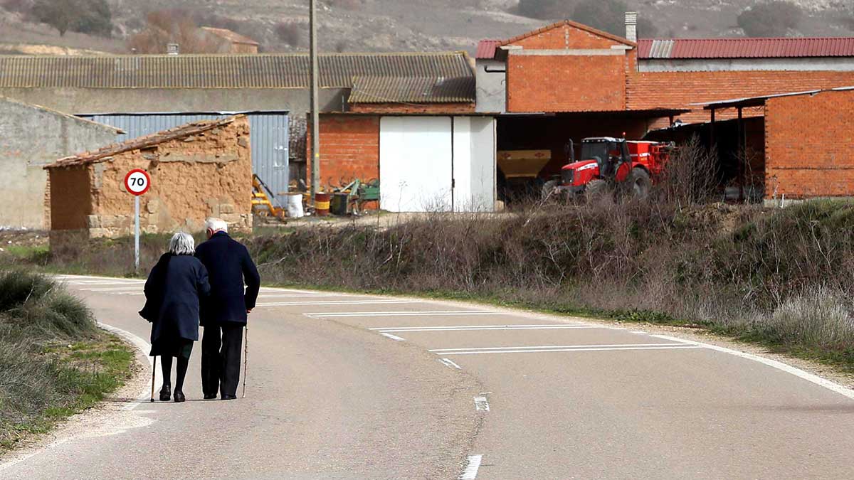 Una pareja de ancianos paseando a la entrada de un pueblo. | ICAL