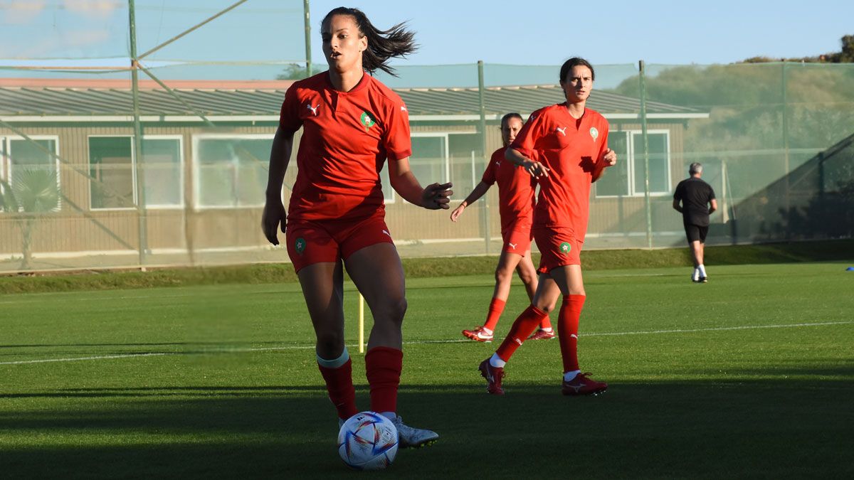 Ame da un pase durante la concentración con la selección de Marruecos. | FRMF