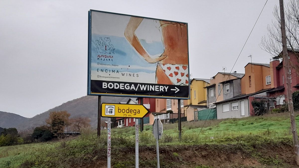 Valla publicitaria que sigue colocada a las puertas de la bodega. | MAR IGLESIAS