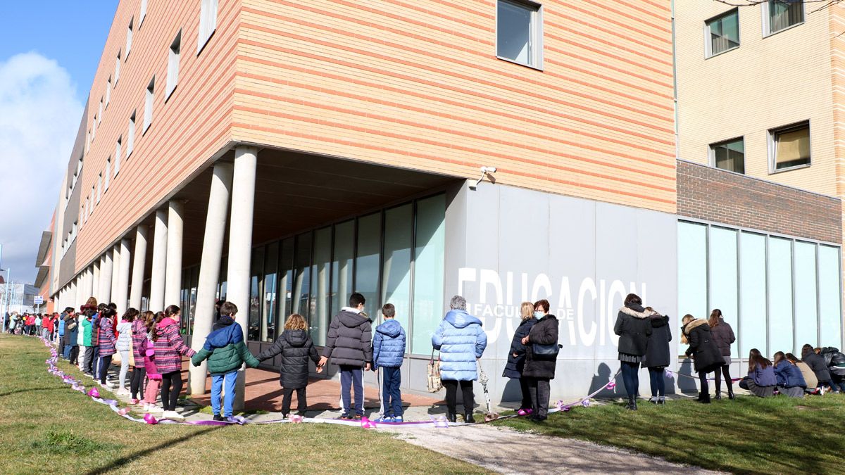 Abrazo el 8M a la facultad de Educación. | L.N.C. Abrazo el 8M a la facultad de Educación. | L.N.C.