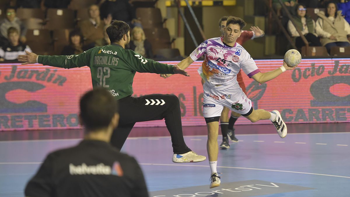 Antonio Martínez lanza frente al Huesca. | SAÚL ARÉN